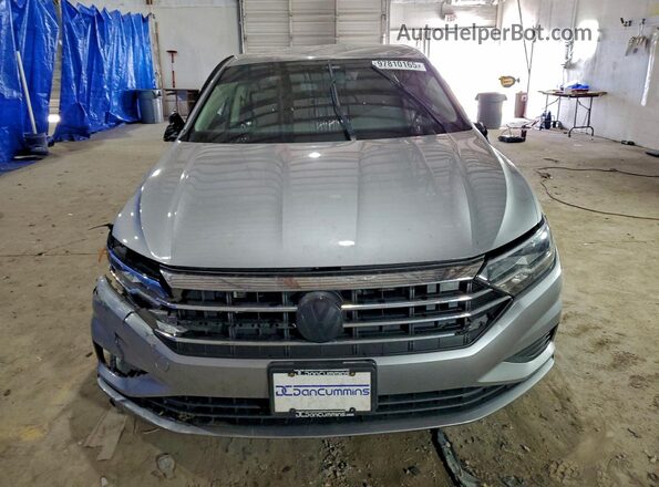 3VWN57BU5MM098233 2021 VOLKSWAGEN JETTA Серебряный Вид спереди