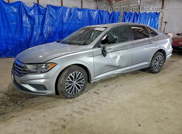 3VWN57BU5MM098233 2021 VOLKSWAGEN JETTA Серебряный Передняя левая четверть
