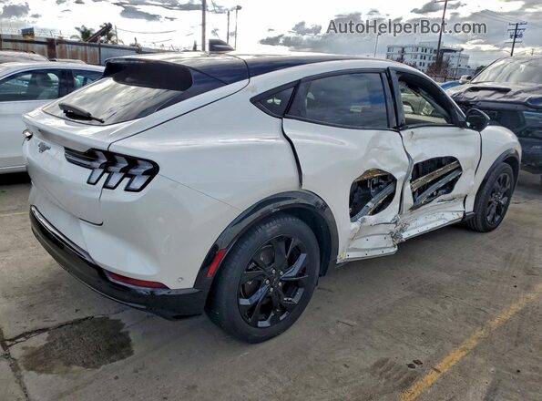 3FMTK3R78RMA18406 2024 FORD MUSTANG MACH-E PREMI Белый Передняя правая четверть