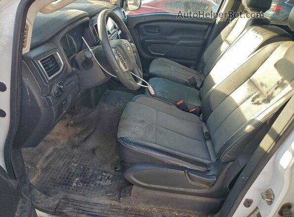 1N6BA1F31JN519427 2018 NISSAN TITAN Белый Вид панели приборов