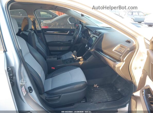4S3BNAS68J3032924 2018 SUBARU LEGACY Серебряный Вид салона спереди