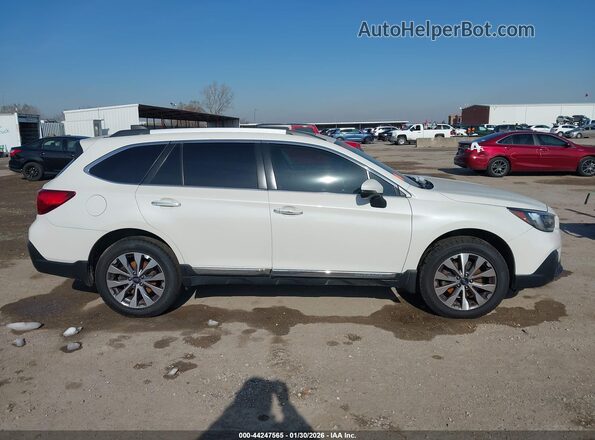 4S4BSATC5J3208482 2018 SUBARU OUTBACK Белый Вид задней части салона