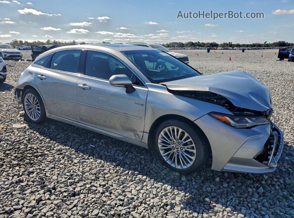 4T1D21FB2LU019328 2020 TOYOTA LIMITED Серебряный Передняя правая четверть