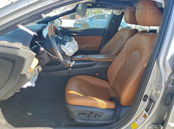 4T1D21FB2LU019328 2020 TOYOTA LIMITED Серебряный Вид салона спереди
