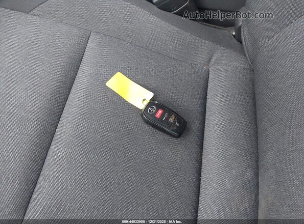 4T1DBADK1TU037533 2026 TOYOTA LE Красный Вид панели приборов
