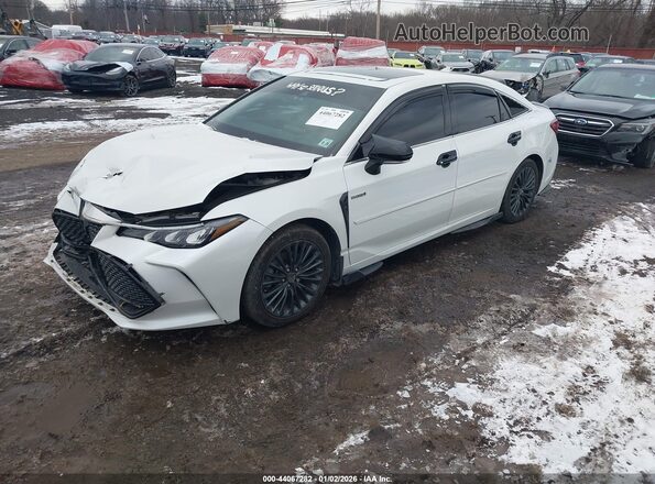 4T1EA1AB1MU008451 2021 TOYOTA AVALON Белый Передняя левая четверть
