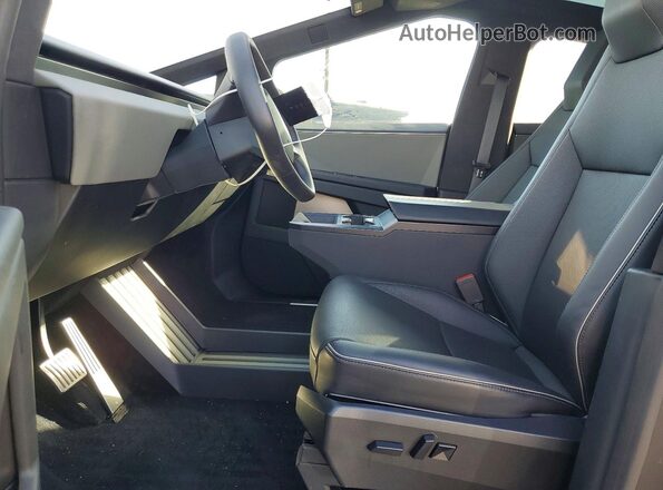 7G2CEHED7RA033076 2024 TESLA CYBERTRUCK Серебряный Вид панели приборов