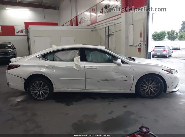58ADA1C15MU003701 2021 LEXUS ES 300H White Widok wnętrza z tyłu