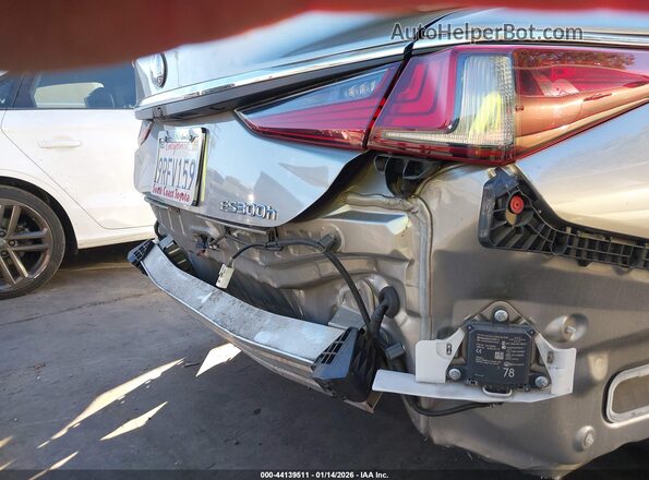 58AF21B18LU009868 2020 LEXUS ES 300H Серебряный Вид спереди