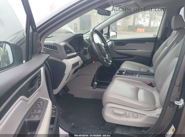 5FNRL6H70JB043310 2018 HONDA ODYSSEY Серый Вид салона спереди