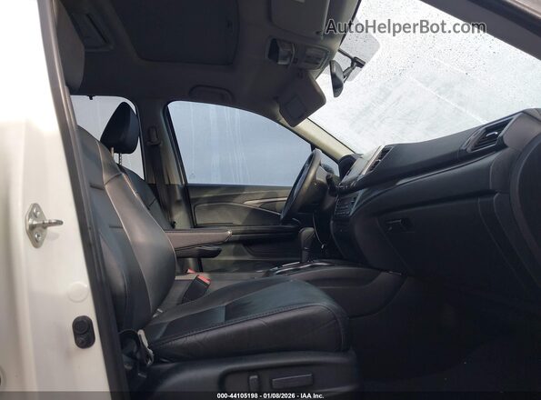 5FNYF6H84HB066353 2017 HONDA PILOT Белый Вид салона спереди