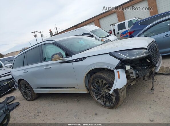 5LM5J7XC1SGL23214 2025 LINCOLN AVIATOR Кремовый Вид задней части салона