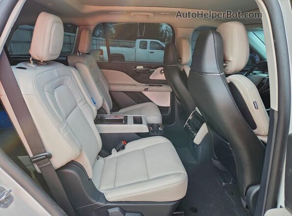 5LM5J7XC8SGL21766 2025 LINCOLN AVIATOR White Vista interior trasera