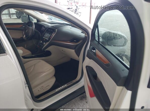 5LMCJ2C9XJUL13026 2018 LINCOLN MKC White Vista interior delantera