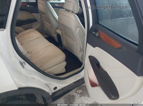5LMCJ2C9XJUL13026 2018 LINCOLN MKC White Vista de la etiqueta del VIN
