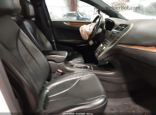 5LMCJ3D95HUL69986 2017 LINCOLN MKC White Vista interior delantera