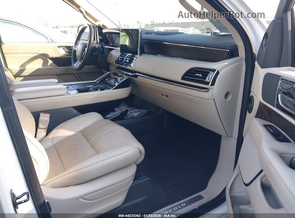 5LMJJ2NT7JEL05119 2018 LINCOLN NAVIGATOR Белый Вид салона спереди