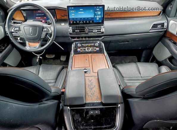 5LMJJ2TGXPEL03069 2023 LINCOLN NAVIGATOR Черный Вид панели приборов