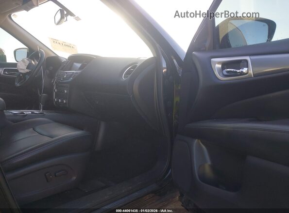 5N1DR2MN0HC647982 2017 NISSAN PATHFINDER Черный Вид салона спереди
