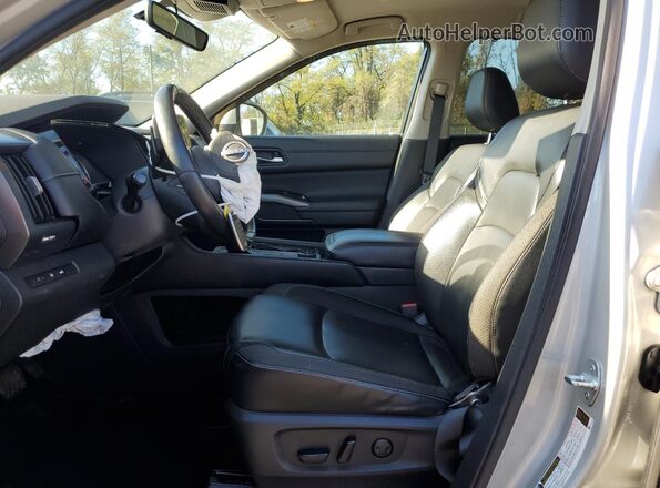 5N1DR3CC1PC234814 2023 NISSAN PATHFINDER Серебряный Вид салона спереди