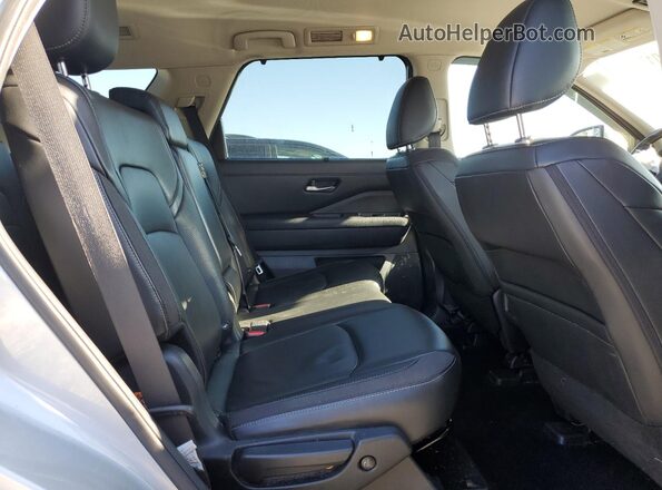 5N1DR3CC1PC234814 2023 NISSAN PATHFINDER Серебряный Вид задней части салона