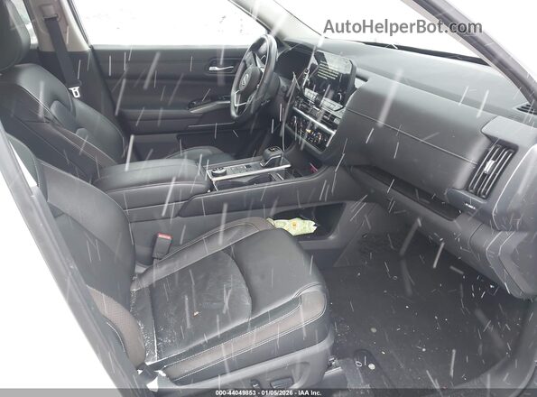 5N1DR3CC6PC227941 2023 NISSAN PATHFINDER Белый Вид салона спереди