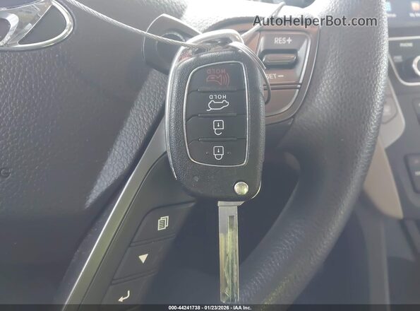 5NMZUDLB0HH007591 2017 HYUNDAI SANTA FE SPORT Белый Вид панели приборов