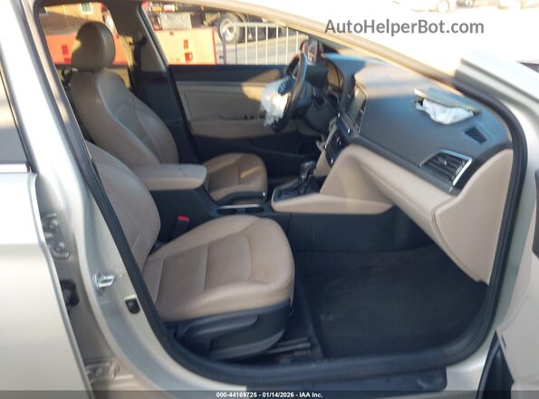 5NPD84LF0HH068993 2017 HYUNDAI ELANTRA Silver Vista interior delantera