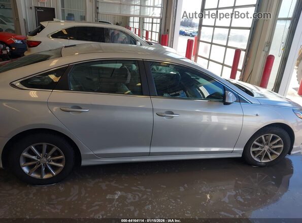 5NPE24AF0JH656584 2018 HYUNDAI SONATA Silver Widok wnętrza z tyłu