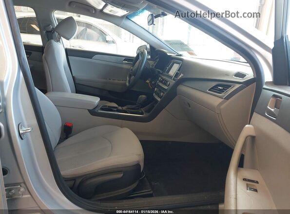 5NPE24AF0JH656584 2018 HYUNDAI SONATA Silver Widok wnętrza z przodu