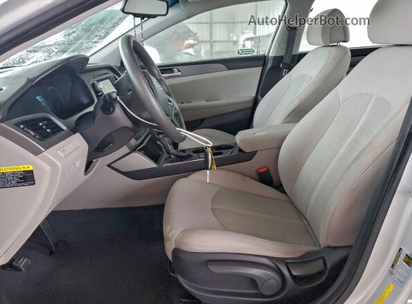 5NPE24AF3GH315334 2016 HYUNDAI SONATA Серебряный Вид салона спереди