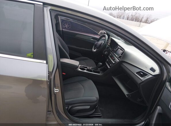 5NPE24AF4JH699728 2018 HYUNDAI SONATA Gray Widok wnętrza z przodu