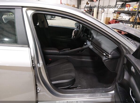 5NPLM4AG2PH114888 2023 HYUNDAI ELANTRA Серебряный Вид салона спереди
