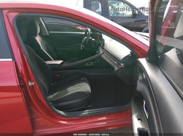 5NPLN4AGXNH057592 2022 HYUNDAI ELANTRA Red Вид салону спереду
