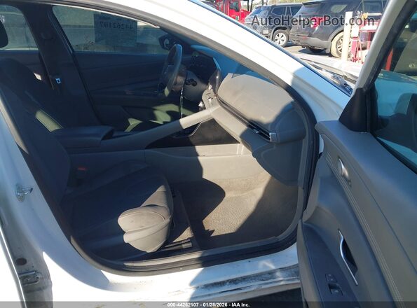 5NPLS4AG2PH115013 2023 HYUNDAI ELANTRA Белый Вид салона спереди