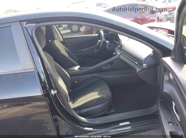 5NPLS4AG9NH079186 2022 HYUNDAI ELANTRA Черный Вид салона спереди