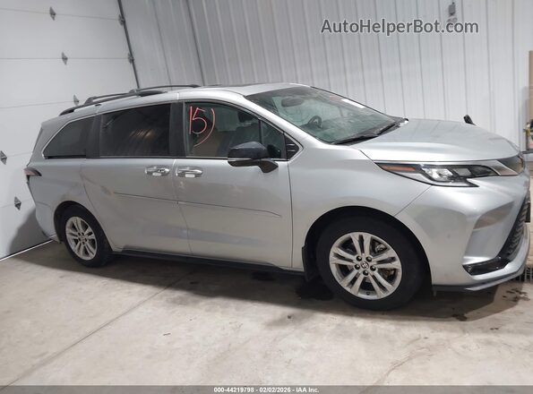 5TDCSKFC4PS083444 2023 TOYOTA SIENNA Silver Вид задньої частини салону