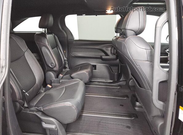 5TDDSKFCXSS157916 2025 TOYOTA SIENNA Black Widok wnętrza z tyłu