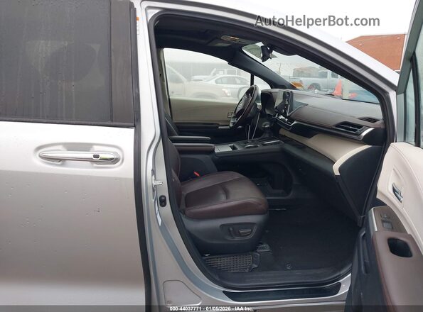 5TDESKFC7MS010282 2021 TOYOTA SIENNA Silver Front interior view