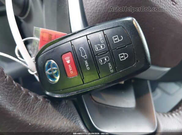 5TDESKFC7MS010282 2021 TOYOTA SIENNA Silver Dashboard view