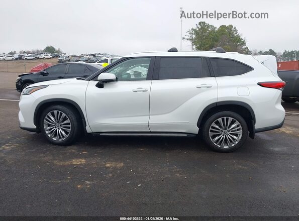5TDFZRAH5NS130434 2022 TOYOTA HIGHLANDER Белый Вид задней части салона