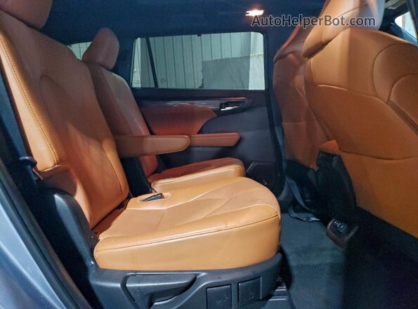 5TDFZRBH5NS181012 2022 TOYOTA HIGHLANDER Серебряный Вид задней части салона