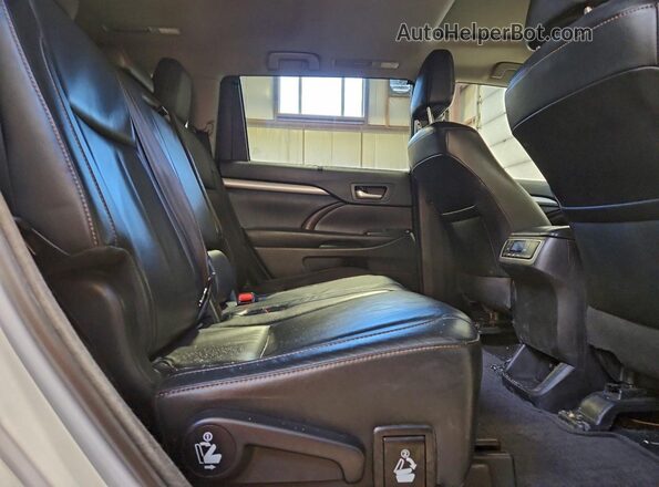 5TDJZRFH3JS535740 2018 TOYOTA HIGHLANDER White უკანა სალონის ხედი