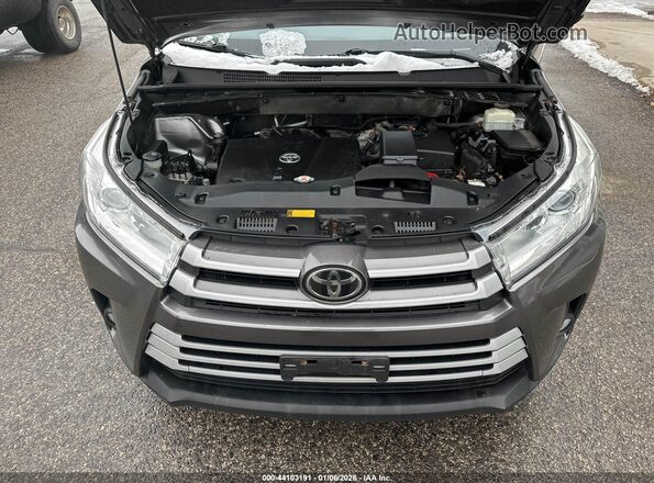 5TDJZRFH3JS556605 2018 TOYOTA LE Gray Widok z tyłu