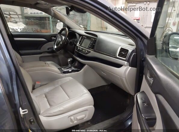 5TDJZRFH7JS891012 2018 TOYOTA LE Blue Widok wnętrza z przodu