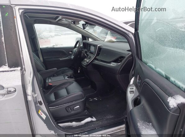 5TDXZ3DC0JS941005 2018 TOYOTA SIENNA Silver Front interior view