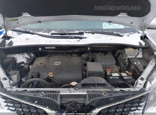 5TDXZ3DC0JS941005 2018 TOYOTA SIENNA Silver Rear view