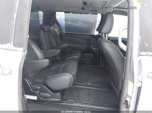 5TDXZ3DC0JS941005 2018 TOYOTA SIENNA Silver VIN sticker view