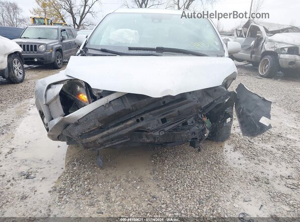 5TDXZ3DC3JS926031 2018 TOYOTA SIENNA Silver Front view