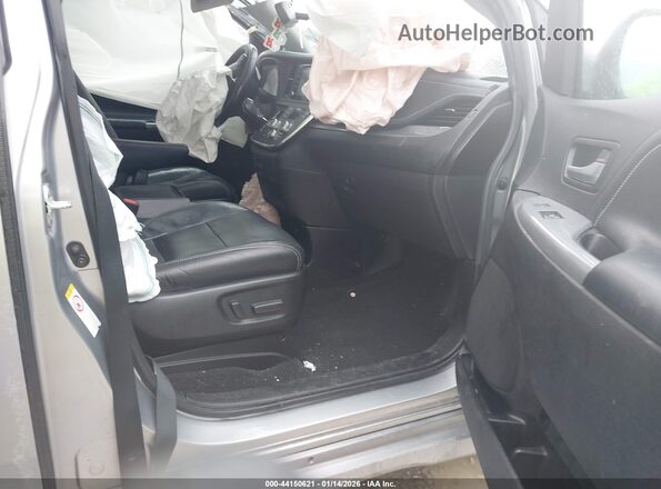 5TDXZ3DC3JS926031 2018 TOYOTA SIENNA Silver Front interior view